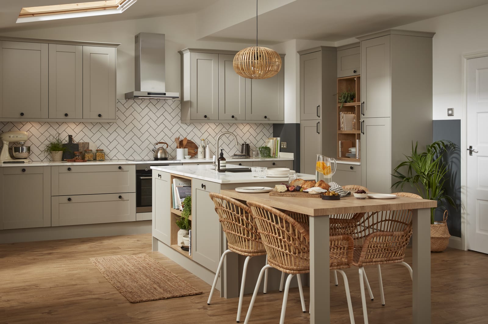 Tatton Kitchen by Magnet. A beautiful easy to use kitchen with traditional features with stylish modern touches.